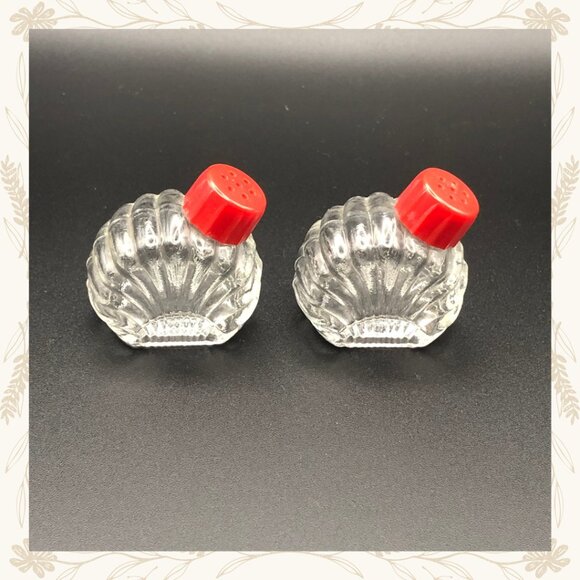 Vintage Scallop Glass 1960s Pressed Glass Mini Salt and Pepper Set with Tray - Picture 5 of 5